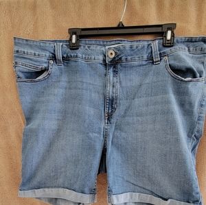 Woman's Bermuda shorts